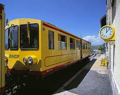 Train jaune en gare